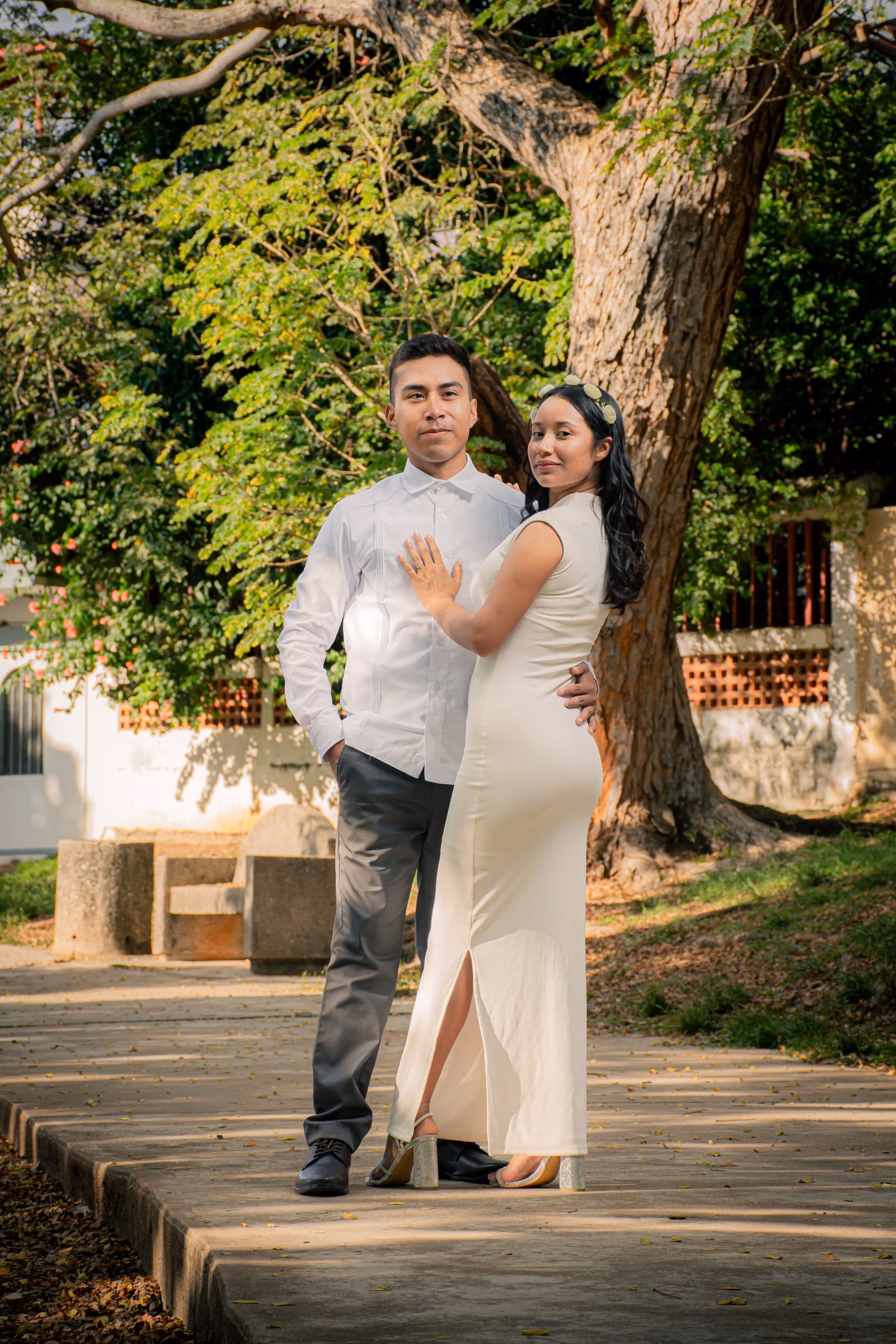 Pareja de novios entre flores, sesión de boda