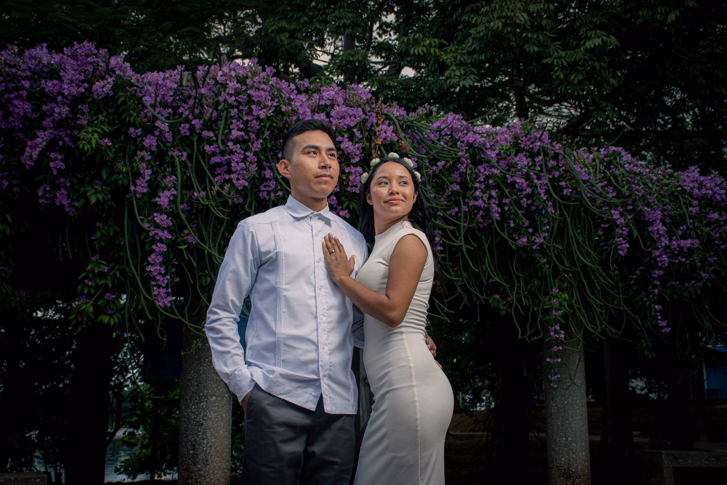 Pareja de boda entre flores, sesión de fotos de FANALIS