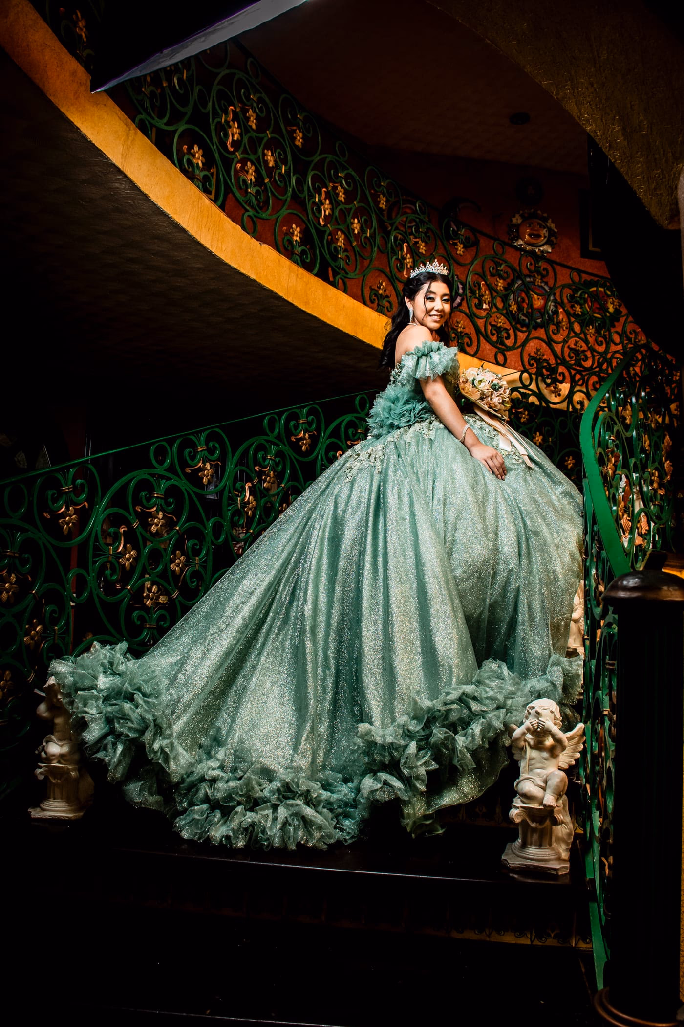 Quinceañera en escalera de caracol, sesión de XV años