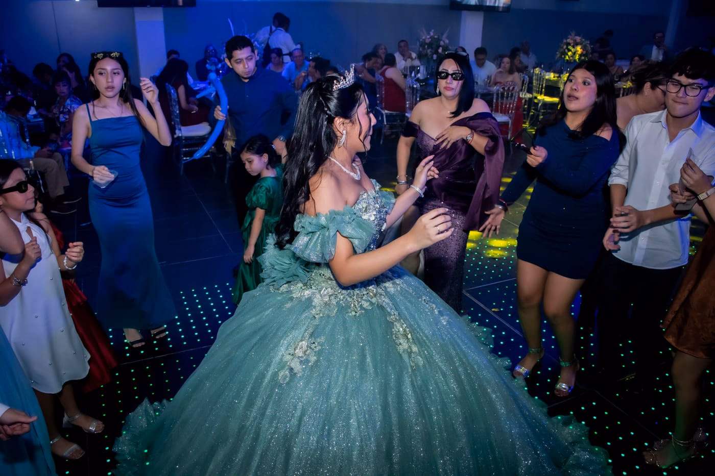 Quinceañera en pista de baile iluminada
